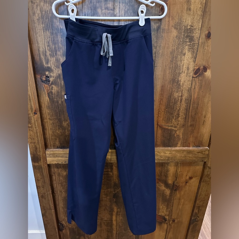 FIGS Kade Cargo Pants: Navy / Large Petite (LP)